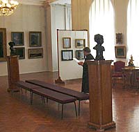 Щиты в залах Художественного музея, на которых висят картины, закрывают обзор смотрителям залов
