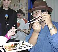 Писатель Оно Мотохиро (справа) на встрече с севастопольцами объясняет как есть палочками