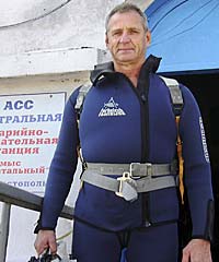 Начальник аварийно-спасательной маневренной группы на пляже Хрустальном Борис Капридов