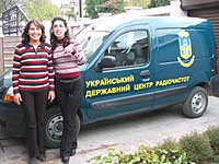 Работники СФ УГЦР Ольга Ефремова (слева) и Юлия Мальцева рядом с мобильным комплексом радиомониторинга, предназначенным для обнаружения незаконно используемых радиоэлектронных средств