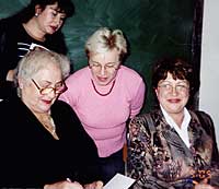 Тамара Мельник (слева) на презентации учебника