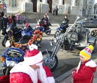 Деды Морозы из клуба «Идальго» поздравляли детей по всему городу
