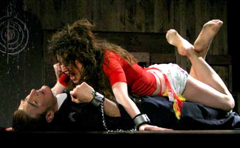 Хосе и Кармен скованные одной цепью. Сцена из спектакля театра им. А.В.Луначарского «Кармен»