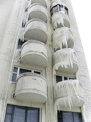 Из-за низкой температуры на улице вода, стекающая с восьмого этажа по балконам, быстро замерзла