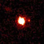 Вот этот сенсационный снимок — Ксена и ее маленькая луна. Диаметр Габриэллы составляет примерно 248 километров. Сейчас по анализу орбиты луны (диаметр, период) ученые пробуют рассчитать массу Ксены