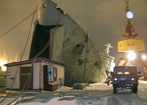 Тонувший корабль «Ровно» чудом не задел портовый кран