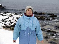 Мороз и снег — не препятствие для ежедневного предрассветного заплыва Ольги Рыбаченко на пляже Солнечный