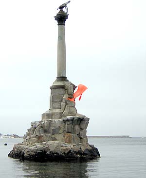 Оранжевые агитаторы повесили на памятнике Затопленным кораблям флаг и оранжевую символику