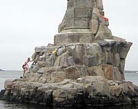 Мужчина залезает на памятник и снимает флаг и оранжевую символику