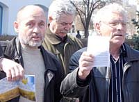 Александр Ткаченко (слева) и Семен Клюев с Конституцией в руках