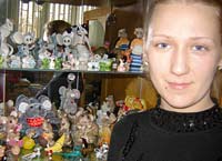 Биолог объединения по профдезинфекции Ольга Худиенко на фоне коллекции сувенирных грызунов