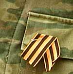 «Георгиевская ленточка» выполнена в цветах одной из главных наград Великой Отечественной войны — «Ордена Славы»