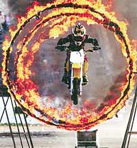 Девятилетний Илья — трехкратный рекордсмен Книги рекордов Гиннесса. В 2006 году установил новый рекорд — прыгнул на мотоцикле через три огненных кольца