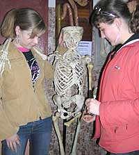 Любимец учащихся скелет Вася и посетители медучилища