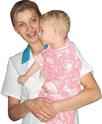 На руках палатной медсестры Наталии Арнаут годовалый Славка