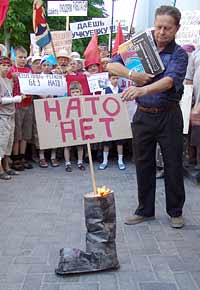 Пикетчики сжигают натовский сапог у Севастопольского горсовета 6 июня 2006 года