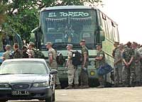 Американские военные загружаются в автобус 10 июня 2006 года в Феодосии