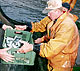 Балаклавские рыбаки выгружают улов