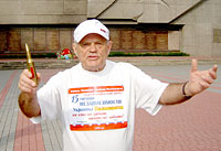 Евгений Яловой на площади Нахимова с капсулой в руках