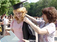 Окончившим магистратуру вручили дипломы и надели мантии с шапочками