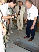Журналистам демонстрируют реактор