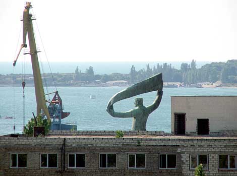 Памятник, посвященный рабочим Севморзавода