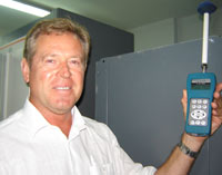 Сергей Гутник демонстрирует прибор для измерения электромагнитного излучения мобильных телефонов